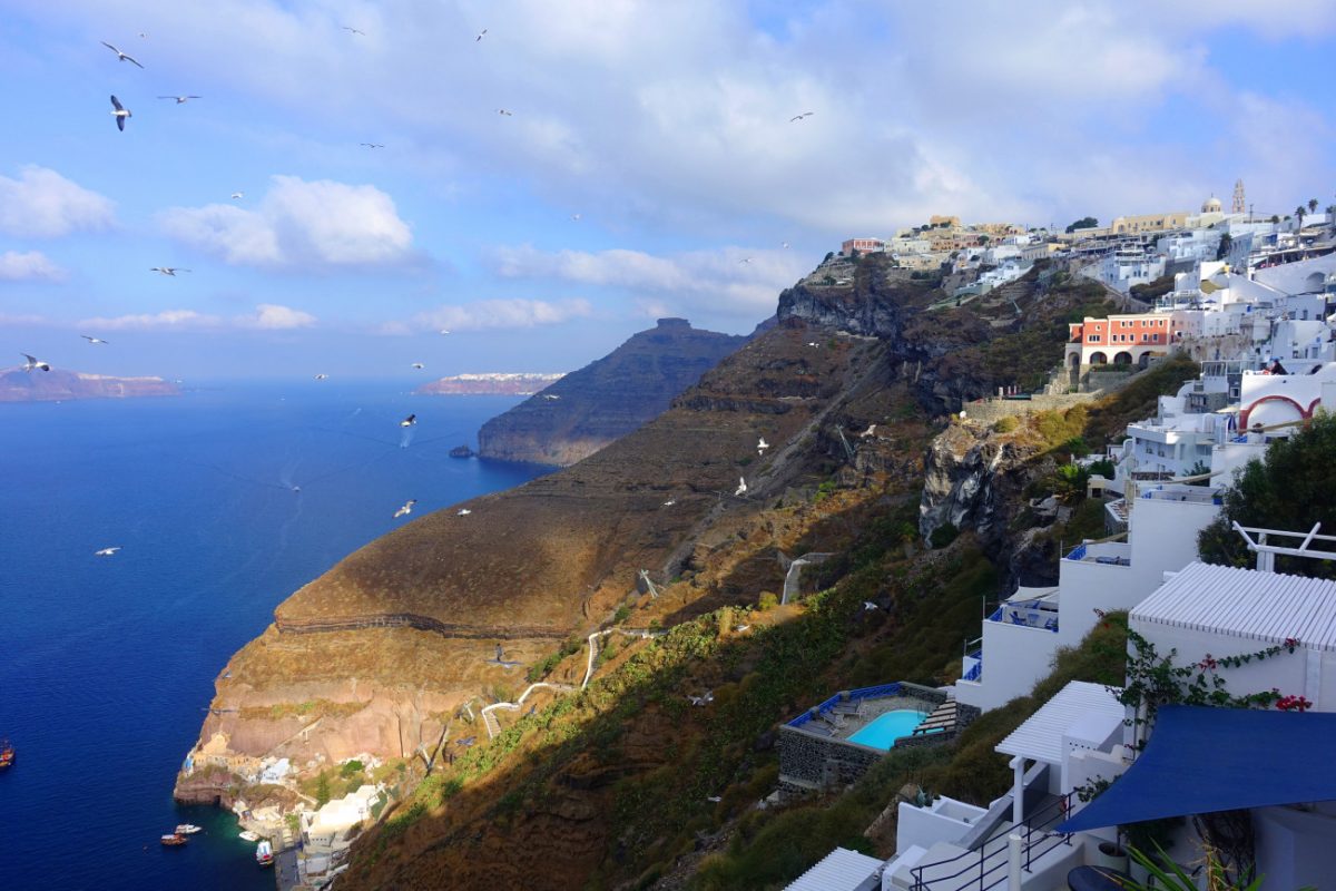 Ανησυχία στη Σαντορίνη, φεύγουν από το νησί χωρίς πανικό – Τι λέει στο in ο περιφερειάρχης Νοτίου Αιγαίου