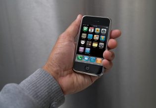 Πώς ένα κινητό τηλέφωνο έφτασε να κοστίζει όσο… ένα διαμέρισμα