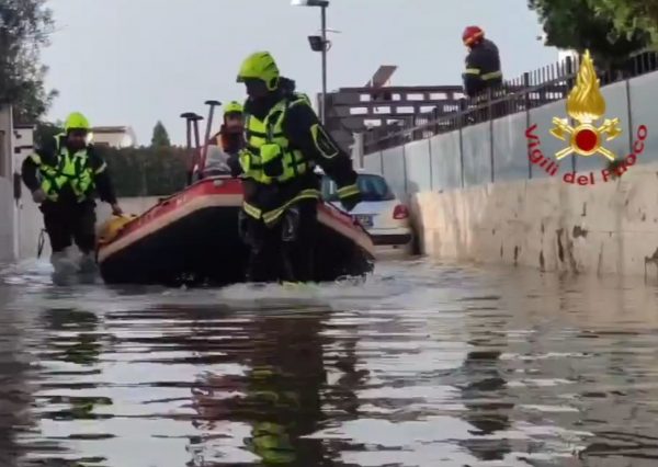 Σικελία: Μέσα σε 4 ώρες έπεσε βροχή ενός μήνα – Υπερχείλισαν ρέματα