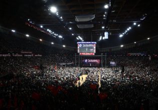 «Και να τι θέλω τώρα να σας πω»: Το in στη συγκλονιστική συναυλία – αφιέρωμα για τον Θάνο Μικρούτσικο στο κατάμεστο ΣΕΦ