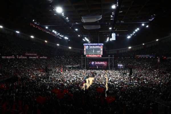 «Και να τι θέλω τώρα να σας πω»: Το in στη συγκλονιστική συναυλία – αφιέρωμα για τον Θάνο Μικρούτσικο στο κατάμεστο ΣΕΦ