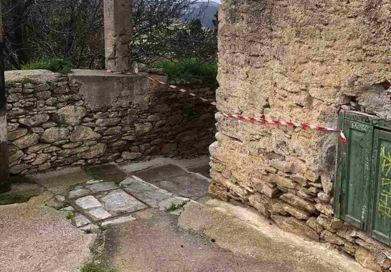 Σεισμοί: Ο Δήμος Αμοργού σφραγίζει σπίτια με κόκκινες κορδέλες εν μέσω σεισμών