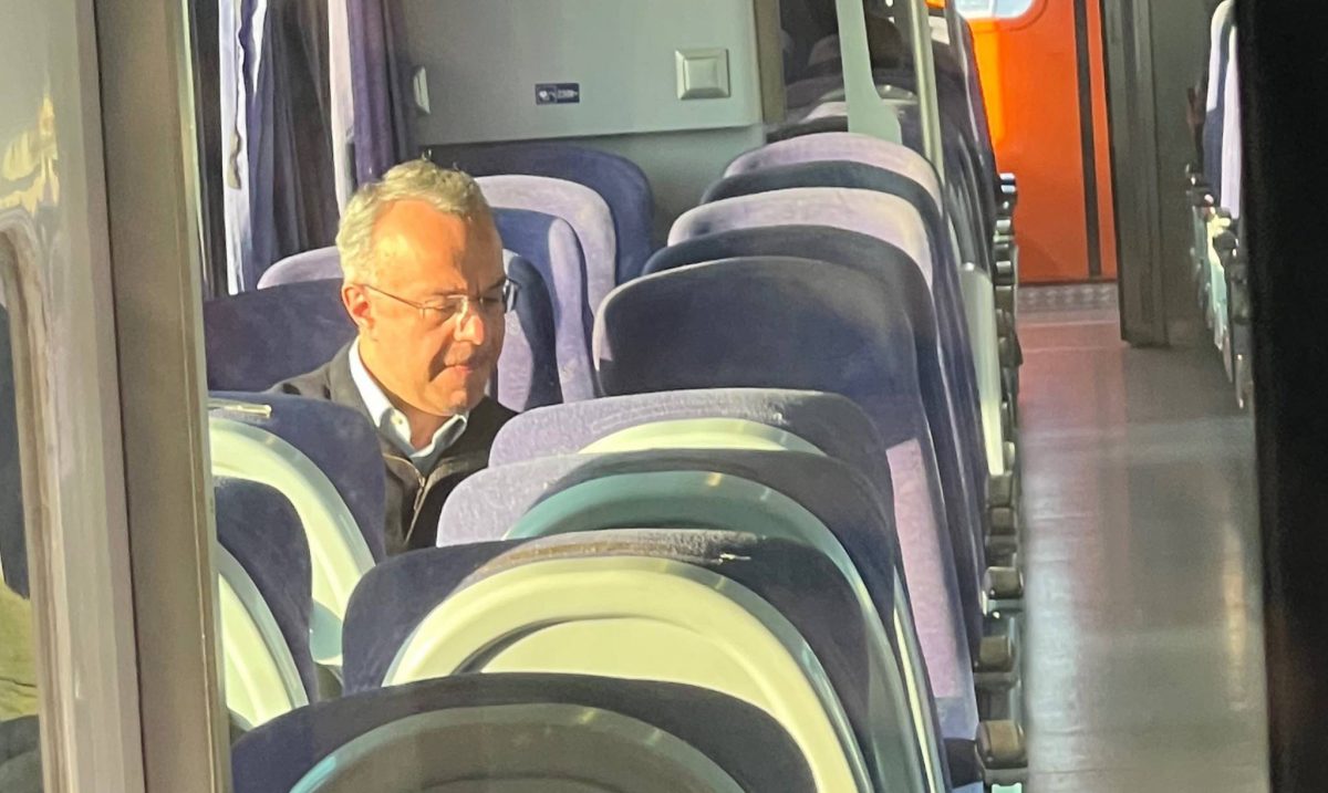 «Βαγονομαχίες» σε «πριβέ» βαγόνι στο Χ κάνουν έξαλλο τον Χρήστο Σταϊκούρα