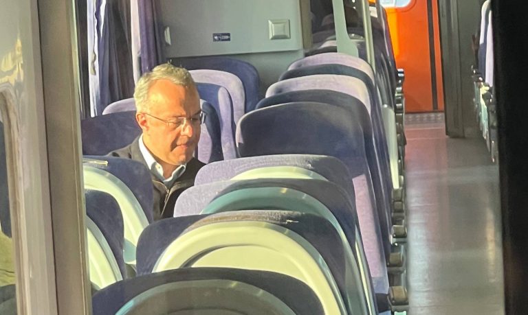 «Βαγονομαχίες» σε «πριβέ» βαγόνι στο Χ κάνουν έξαλλο τον Χρήστο Σταϊκούρα