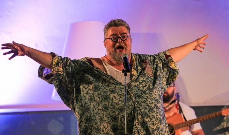 Σταμάτης Κραουνάκης: «Όταν πέθανε ο πατέρας μου, δεν είχα λεφτά για την κηδεία του»