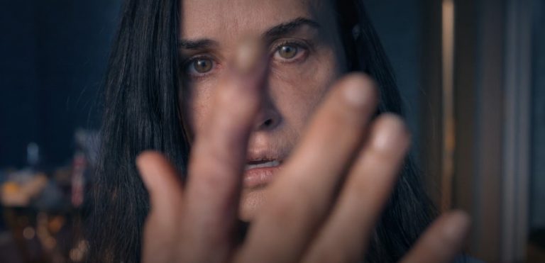 Η ανατομία μιας σκηνής: Η Κοραλί Φαρζά εξηγεί την πιο εμβληματική στιγμή του «The Substance»