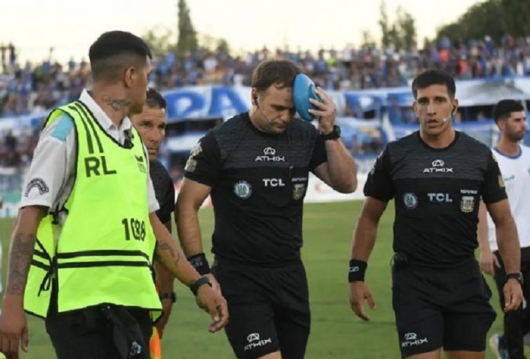 Χαμός στην Αργεντινή – «Άνοιξαν» το κεφάλι βοηθού με κοντάρι σημαίας (vid)