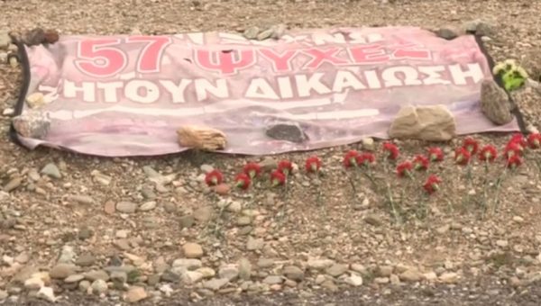 Τέμπη: «Θα μπορούσε να είναι ο καθένας από εμάς σε αυτό το τρένο» – Στον τόπο της τραγωδίας φοιτητές