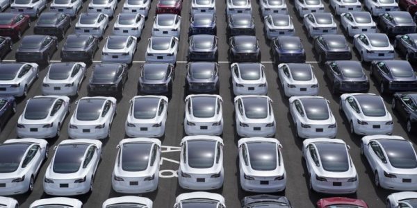 Ελπιδοφόρο το ξεκίνημα της χρονιάς στην ΕΕ για τις αυτοκινητοβιομηχανίες – Ο αστερίσκος της Tesla