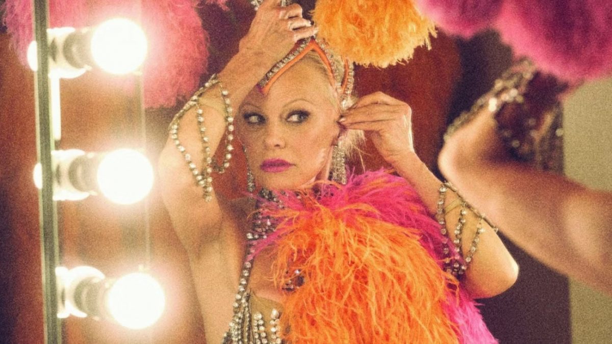 Νέες ταινίες: Η επιστροφή της Πάμελα Άντερσον και το Οσκαρικό «Το Κορίτσι με τη Βελόνα»