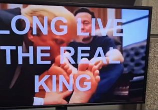 Ο Τραμπ γλείφει τα πόδια του Έλον Μασκ: Χάκερ προβάλουν βίντεο σε οθόνες υπουργείου