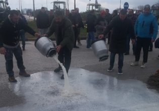 Τρίκαλα: Συμβολικό μπλόκο στον κόμβο Μεγαλοχωρίου – Αγρότες έριξαν γάλα στον δρόμο