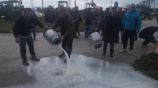Τρίκαλα: Συμβολικό μπλόκο στον κόμβο Μεγαλοχωρίου – Αγρότες έριξαν γάλα στον δρόμο