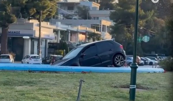 Αυτοκίνητο βούτηξε στο συντριβάνι κυκλικού κόμβου στη Νέα Κηφισιά (βίντεο)