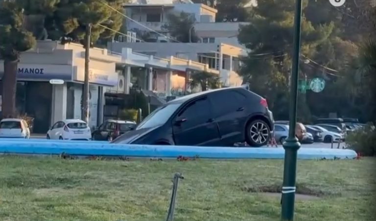 Αυτοκίνητο βούτηξε στο συντριβάνι κυκλικού κόμβου στη Νέα Κηφισιά (βίντεο)