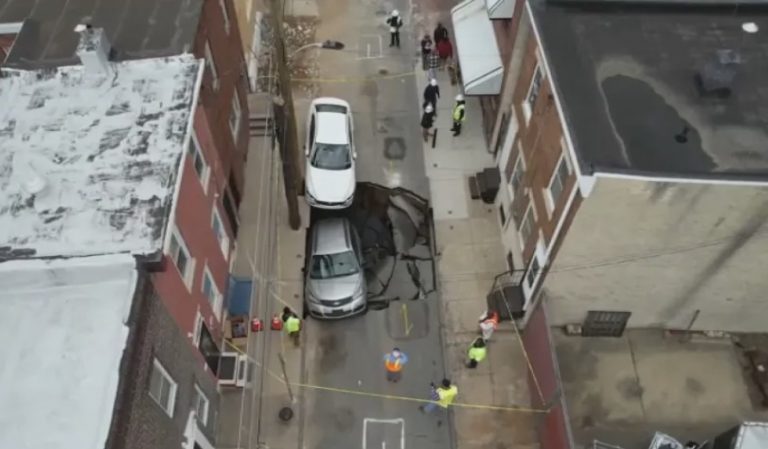 ΗΠΑ: Τεράστια τρύπα «κατάπιε» αυτοκίνητο σε δρόμο – Σοκαριστικό βίντεο