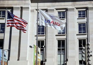 ΗΠΑ: Η USAID απολύει ή θέτει σε διοικητική αργία σχεδόν όλους τους εργαζομένους της