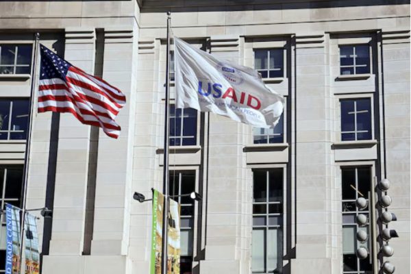 ΗΠΑ: Η USAID απολύει ή θέτει σε διοικητική αργία σχεδόν όλους τους εργαζομένους της