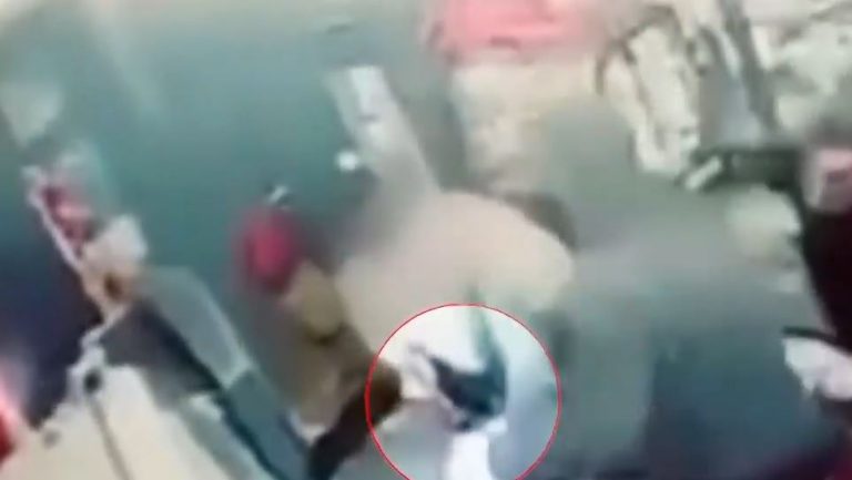 Mέγαρα: Βίντεο ντοκουμέντο από ληστεία σε μίνι μάρκετ – Συνοριοφύλακας πυροβόλησε τον δράστη