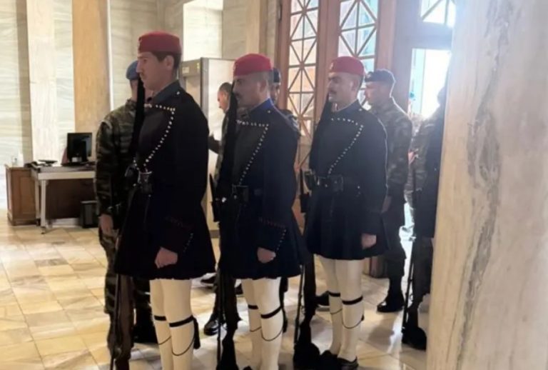 Τέμπη: Μέσα στη Βουλή βρήκαν καταφύγιο από τα επεισόδια οι Εύζωνες