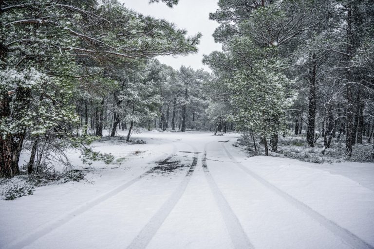 Κακοκαιρία Coral: Χιονοπτώσεις και τσουχτερό κρύο το Σάββατο