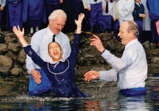 Η ζωή μου σε μια θρησκευτική αίρεση – «Το πιο επικίνδυνο μέρος στον κόσμο είναι η μήτρα μιας άθεης γυναίκας»