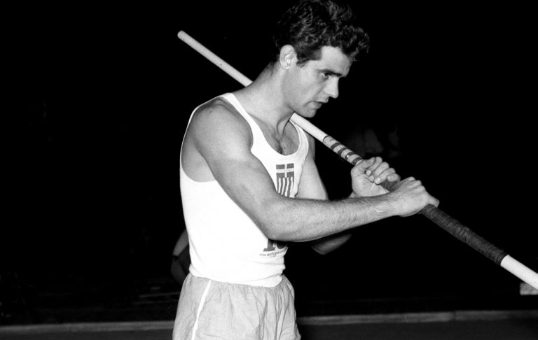 Η μυθική ζωή του Γιώργου Ρουμπάνη: Ο Φρανκ Σινάτρα, η Μία Φάροου, η Ράκελ Γουέλς και το παράπονο της Μούσχουρη