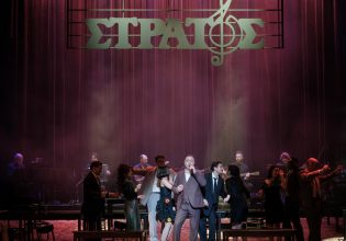 «Τα πήρες όλα κι έφυγες» – Η παράσταση που «ζωντανεύει» τη ζωή του σπουδαίου Στράτου Διονυσίου