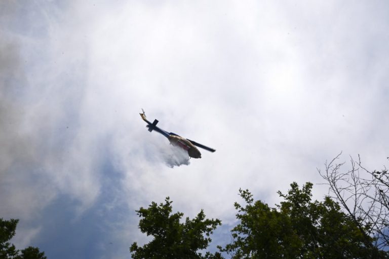 Φωτιά στη Λευκάδα: Σηκώθηκε ελικόπτερο