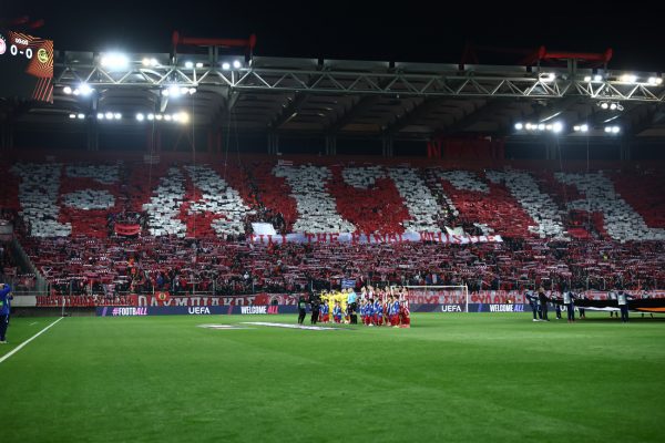 Φανταστική ατμόσφαιρα από τον κόσμο του Ολυμπιακού στο «Καραϊσκάκη» – Εντυπωσιακό το κορέο στην θύρα 7