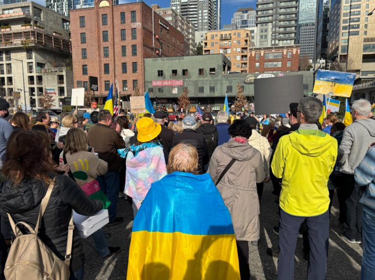 Διαδηλώσεις υπέρ της Ουκρανίας στις ΗΠΑ μετά την «ενέδρα» Τραμπ και Βανς στον Ζελένσκι