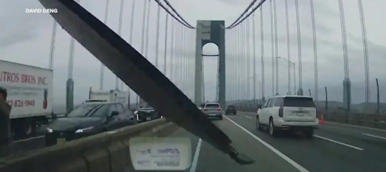 Νέα Υόρκη: Οδηγός γλίτωσε από βέβαιο θάνατο όταν ξύλινη σανίδα έπεσε στο παρμπρίζ του αυτοκινήτου του