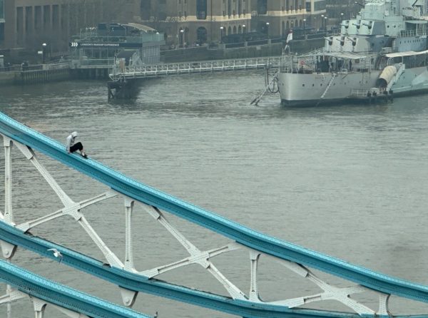 Ηνωμένο Βασίλειο: Άντρας σκαρφάλωσε και έκατσε στα κιγκλιδώματα της Tower Bridge στο Λονδίνο