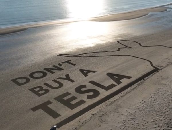 Ακτιβιστές χρησιμοποίησαν Tesla για να γράψουν στην άμμο «Μην αγοράζετε Tesla»