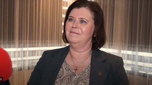 Υπουργός στην Ισλανδία παραιτήθηκε αφού παραδέχθηκε πως είχε αποκτήσει παιδί με έφηβο