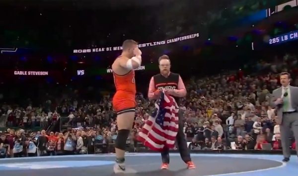 Παλαιστής χαιρέτισε στρατιωτικά τον Ντόναλντ Τραμπ μετά τη νίκη του σε πρωτάθλημα πάλης