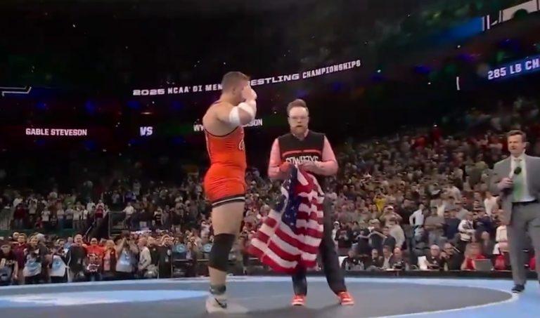 Παλαιστής χαιρέτισε στρατιωτικά τον Ντόναλντ Τραμπ μετά τη νίκη του σε πρωτάθλημα πάλης