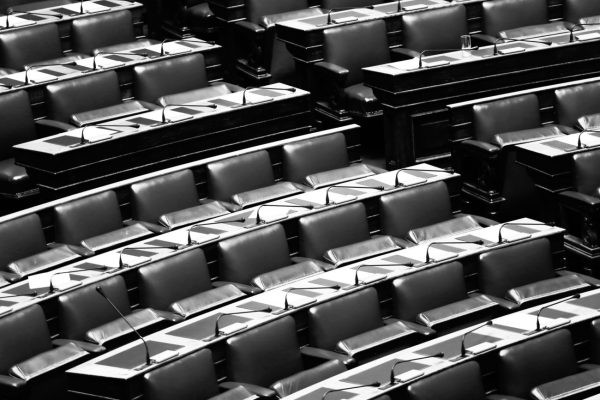 ΠΑΣΟΚ, ΣΥΡΙΖΑ, Νέα Αριστερά: Αδύνατες συμμαχίες, αδύναμα κόμματα, ενώ η κυβέρνηση φυλλορροεί