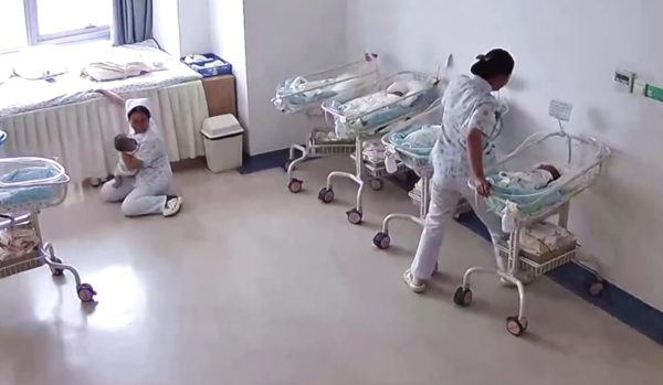 Μιανμάρ: Νοσοκόμες προσπαθούν να προστατεύσουν νεογέννητα την ώρα του σεισμού