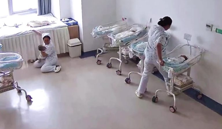 Μιανμάρ: Νοσοκόμες προσπαθούν να προστατεύσουν νεογέννητα την ώρα του σεισμού