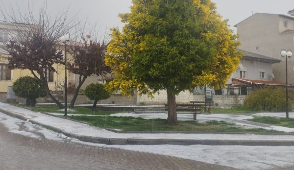 Κοζάνη: Άσπρισαν οι δρόμοι έπειτα από έντονη χαλαζόπτωση το μεσημέρι της Κυριακής [Βίντεο]
