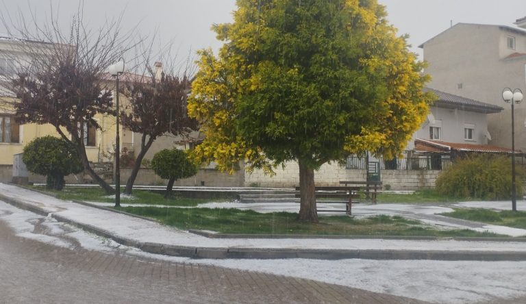 Κοζάνη: Άσπρισαν οι δρόμοι έπειτα από έντονη χαλαζόπτωση το μεσημέρι της Κυριακής [Βίντεο]