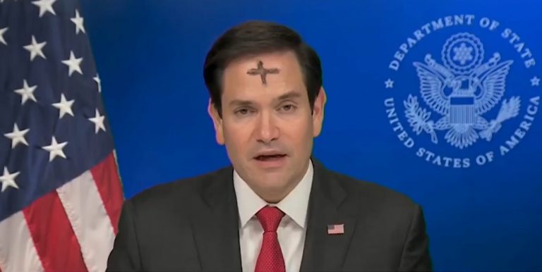 ΗΠΑ: Για ποιο λόγο ο Μάρκο Ρούμπιο εμφανίστηκε με έναν σταυρό ζωγραφισμένο στο μέτωπό του;