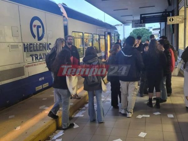 Νεαροί μπλόκαραν τον προαστιακό στην Πάτρα, ζητώντας δικαιοσύνη για τα Τέμπη