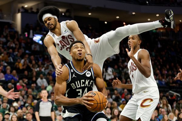 Μπακς – Καβαλίερς 100-112: Νέα ήττα σε ιστορική βραδιά για τον Αντετοκούνμπο