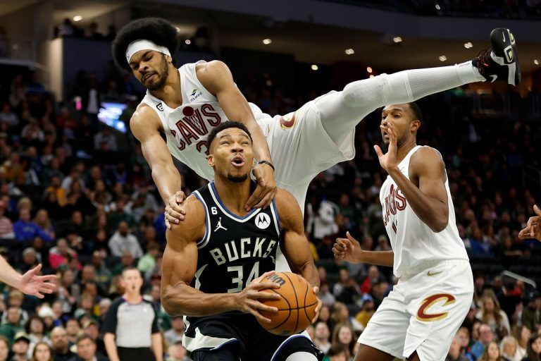 Μπακς – Καβαλίερς 100-112: Νέα ήττα σε ιστορική βραδιά για τον Αντετοκούνμπο