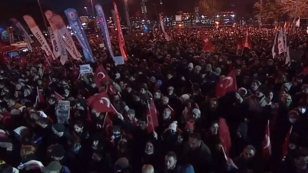 Στο δικαστήριο σήμερα ο Ιμάμογλου – Επιδρομές της αστυνομίας σε σπίτια φοιτητών σε Κωνσταντινούπολη και Άγκυρα