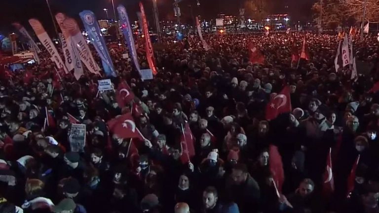 Στο δικαστήριο σήμερα ο Ιμάμογλου – Επιδρομές της αστυνομίας σε σπίτια φοιτητών σε Κωνσταντινούπολη και Άγκυρα