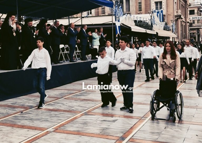 Λαμία: «Του κόβει τα φτερά…» – Η μητέρα του μαθητή που παρέλασε κατά της Ακρίτα για τη δήλωσή της