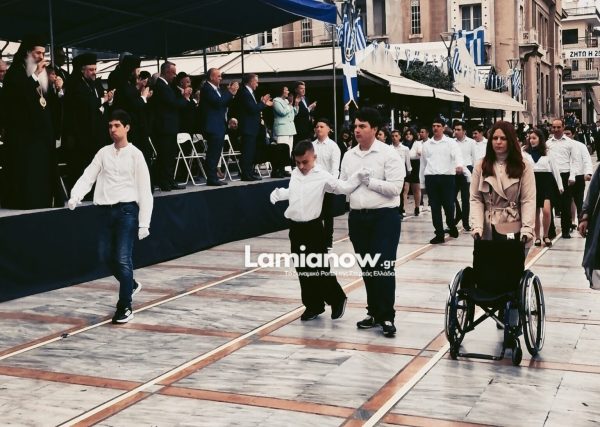 Συγκλόνισε μαθητής με κινητικά προβλήματα: Σηκώθηκε από το αμαξίδιο και παρέλασε στη Λαμία